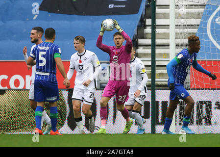 Wigan, Regno Unito. 02Nov, 2019. Swansea City Portiere Freddie Woodman con la palla. EFL Skybet partita in campionato, Wigan Athletic v Swansea City al DW Stadium di Wigan, Lancashire sabato 2 novembre 2019. Questa immagine può essere utilizzata solo per scopi editoriali. Solo uso editoriale, è richiesta una licenza per uso commerciale. Nessun uso in scommesse, giochi o un singolo giocatore/club/league pubblicazioni. pic da Chris Stading/Andrew Orchard fotografia sportiva/Alamy Live news Credito: Andrew Orchard fotografia sportiva/Alamy Live News Foto Stock