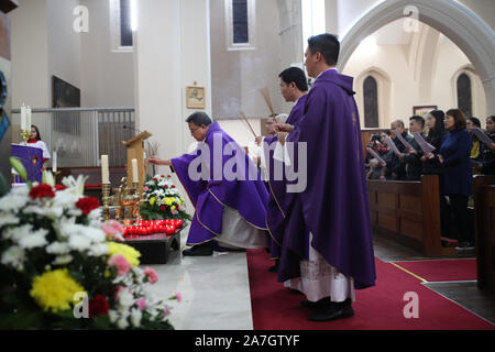 Il sacerdote del Vietnamita cattedrale cattolica nella zona est di Londra, Padre Simon Thang Duc Nguyen nella messa di preghiera e di veglia per la 39 vittime trovati morti all'interno del retro di un autocarro a Grays, Essex, al santo nome di Dio e di Nostra Signora del Sacro Cuore chiesa della Londra la Chiesa vietnamita, nella zona est di Londra. Foto Stock