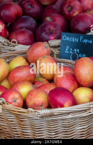 Freschi raccolti rosy rosse mele in un cesto in un mercato degli agricoltori. Foto Stock