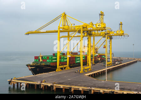 Da Nang, Vietnam - Marzo 10, 2019: Tien Sa Porto di Da Nang Bay. Sprinter nave portacontainer, Panama contrassegnato, gestita da due grandi gru gialle. Cielo e mare Foto Stock