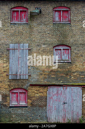 Il vecchio magazzino vittoriano sulla banchina a kings lynn nel Norfolk old shabby chic di persiane in legno su edificio. Foto Stock