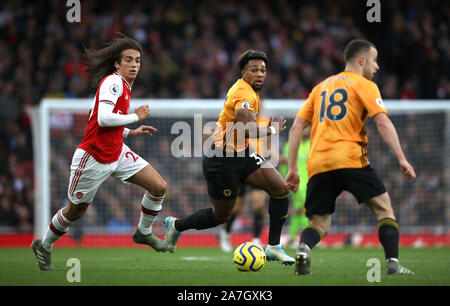 Londra, Regno Unito. 02Nov, 2019. Matteo Guendouzi (A) Adama Traore (WW) all'Arsenal v Wolverhampton Wanderers Premier League inglese gioco presso l'Emirates Stadium, nel Regno Unito il 2 novembre 2019. **Solo uso editoriale, è richiesta una licenza per uso commerciale. Nessun uso in scommesse, giochi o un singolo giocatore/club/league pubblicazioni** Credito: Paolo Marriott/Alamy Live News Foto Stock