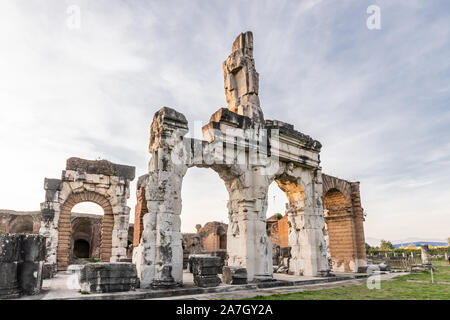 I resti dell'anfiteatro romano situato nell'antica Capua, Caserta, Italia meridionale. Foto Stock