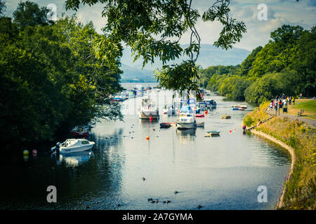 Vista panoramica del porto di Balloch vicino al Loch Lomond con barche sul fiume Leven in Scozia, Regno Unito. Foto Stock