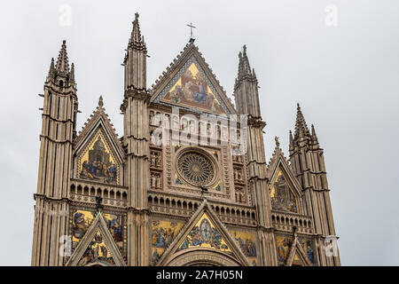 La Cattedrale di Orvieto, la Basilica di Santa Maria Assunta, importante esempio di architettura romanica e gotica italiana Orvieto, Terni, Italia. Foto Stock