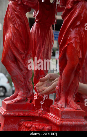 Wallace Fountain, trovati in diverse parti di Parigi. Realizzato in ghisa. in una forma di 4 donne (Cariatidi) che rappresentano la semplicità, la carità, la bontà di un Foto Stock