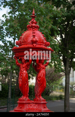 Wallace Fountain, trovati in diverse parti di Parigi. Realizzato in ghisa. in una forma di 4 donne (Cariatidi) che rappresentano la semplicità, la carità, la bontà di un Foto Stock