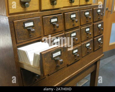 Belfast più antichi della biblioteca, Linen Hall, mantiene una vecchia  scheda di legno catalogo con cassetti di voci in ordine alfabetico Foto  stock - Alamy