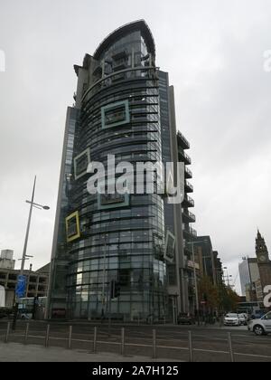 'L'imbarcazione' è un iconico uso misto di sviluppo ufficio alloggi e residenziale, con la sua architettura contemporanea una suggestiva pietra miliare di Belfast. Foto Stock