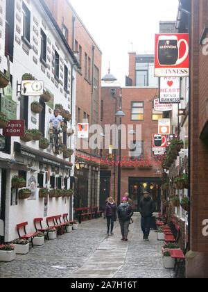 Il Duca di York Bar a Belfast's Cathedral Quarter è in un vicolo di ciottoli dove le pareti sono ornate con memorabilia irlandese e bric-a-brac. Foto Stock