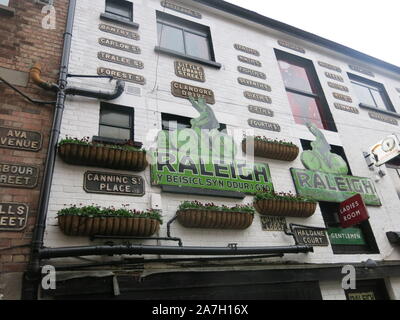 Il Duca di York Bar a Belfast's Cathedral Quarter è in un vicolo di ciottoli dove le pareti sono ornate con memorabilia irlandese e bric-a-brac. Foto Stock