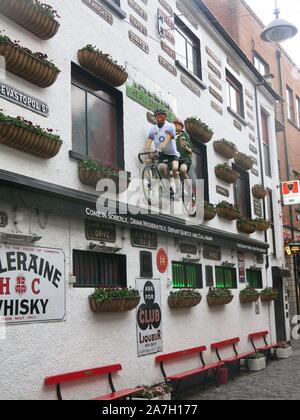 Il Duca di York Bar a Belfast's Cathedral Quarter è in un vicolo di ciottoli dove le pareti sono ornate con memorabilia irlandese e bric-a-brac. Foto Stock