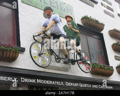 Il Duca di York Bar a Belfast's Cathedral Quarter è in un vicolo di ciottoli dove le pareti sono ornate con memorabilia irlandese e bric-a-brac. Foto Stock