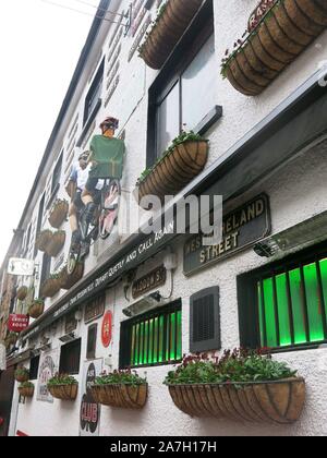 Il Duca di York Bar a Belfast's Cathedral Quarter è in un vicolo di ciottoli dove le pareti sono ornate con memorabilia irlandese e bric-a-brac. Foto Stock