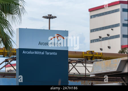 ArcelorMittal mulino di acciaio ingresso in Taranto, Italia Foto Stock