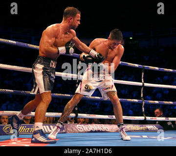 Felix contanti (sinistra) in azione contro Jack Cullen nel loro Commonwealth Middleweight Title bout a Manchester Arena di Manchester. Foto Stock