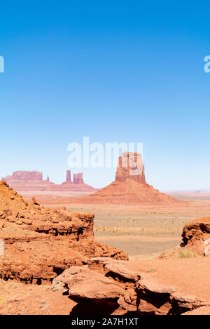 Un paesaggio con Buttes nella Monument Valley, Utah, Stati Uniti d'America Foto Stock