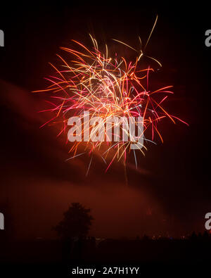 Haddington, East Lothian, Scozia, Regno Unito. Il 2 novembre 2019. Guy Fawkes notte dei falò di fuochi d'artificio nel cielo notturno con colorati lampi di luce Foto Stock