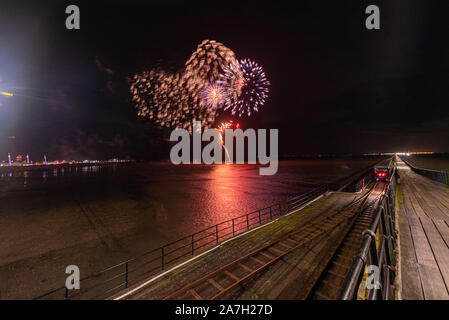 Nonostante il vento e la pioggia di fuochi d'artificio ha preso posto adiacente a Southend il famoso molo da una chiatta nell'estuario del Tamigi. Una breve sezione del molo è stata aperta per consentire ai visitatori di apprezzare il display lontano dal mare. Fuochi d' artificio notte Foto Stock