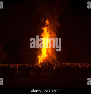Haddington, East Lothian, Scozia, Regno Unito. Il 2 novembre 2019. Guy Fawkes notte dei falò con una folla di spettatori attorno ad un grande falò di notte Foto Stock