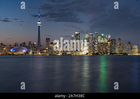 La notte dello skyline della città di Toronto, Ontario, Canada Foto Stock