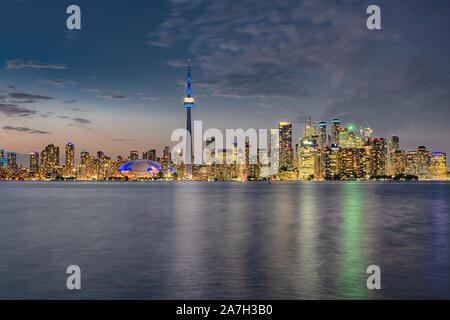La notte dello skyline della città di Toronto, Ontario, Canada Foto Stock