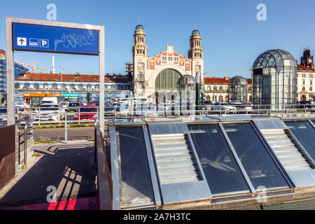 Parcheggio auto di fronte alla stazione art nouveau di Praga, stazione ferroviaria principale di Praga Repubblica Ceca Foto Stock