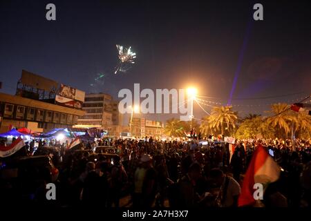 Baghdad in Iraq. 2° Nov, 2019. I manifestanti si riuniranno presso la piazza Tahrir di Baghdad, Iraq, su nov. 2, 2019. Le autorità irachene sabato ridotto il coprifuoco a Baghdad per quattro ore da sei, come per le manifestazioni anti-governative continuazione attraverso la capitale irachena. Credito: Khalil Dawood/Xinhua/Alamy Live News Foto Stock