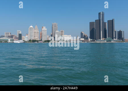 Skyline di Detroit, Michigan attraverso il Fiume Detroit Foto Stock