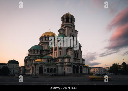 Bulgara famosa Cattedrale Saint Aleksandar Nevski durante il sunrise illuminato con le nuvole colorate durante la mattinata estiva (Sofia, Bulgaria, Europa) Foto Stock