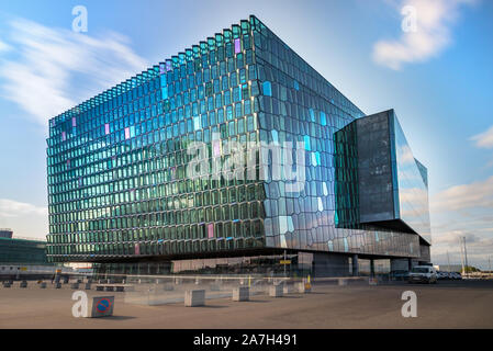 Il concerto di Harpa e centro conferenze hall, situato nel centro di Reykjavik, Islanda. Foto Stock