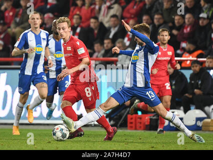 Berlino, Germania. 02Nov, 2019. Calcio: Bundesliga, la Decima Giornata: 1. FC Union Berlin - Hertha BSC nella Alte Försterei. I sindacati Joshua Mees e Lukas Klünter lotta per la palla. Credito: Britta Pedersen, Andreas Gora/dpa - NOTA IMPORTANTE: In conformità con i requisiti del DFL Deutsche Fußball Liga o la DFB Deutscher Fußball-Bund, è vietato utilizzare o hanno utilizzato fotografie scattate allo stadio e/o la partita in forma di sequenza di immagini e/o video-come sequenze di foto./dpa/Alamy Live News Foto Stock