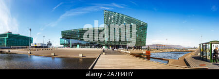 Il concerto di Harpa e centro conferenze hall, situato nel centro di Reykjavik, Islanda. Foto Stock