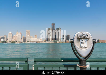 Skyline di Detroit, Michigan attraverso il Fiume Detroit con visualizzatore binoculare Foto Stock