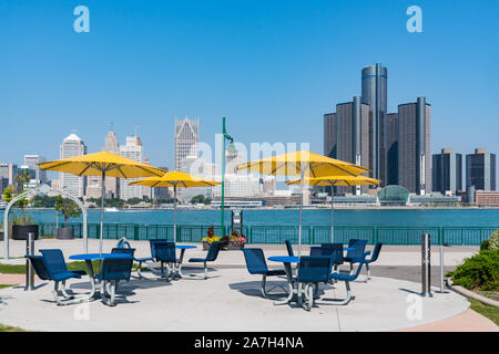 Skyline di Detroit, Michigan dal Windsor Riverfront Park Foto Stock