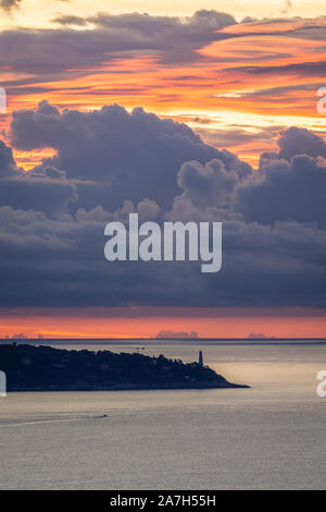 Faro con una drammatica nuvoloso Sunrise Foto Stock