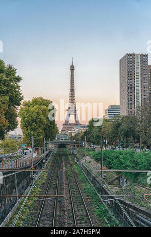 Vista al tramonto della torre Eiffel con la ferrovia in Parigi ovest in autunno Foto Stock