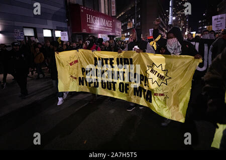 Brooklyn, Stati Uniti. 01 Nov, 2019. Centinaia di persone hanno marciato attraverso il centro di Brooklyn per ore per protestare contro ciò che essi hanno descritto come continua la brutalità da parte del New York City Police Department. (Foto di Michael Nigro/Pacific Stampa) Credito: Pacific Press Agency/Alamy Live News Foto Stock