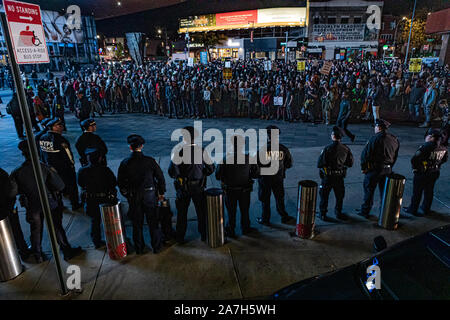 Brooklyn, Stati Uniti. 01 Nov, 2019. Centinaia di persone hanno marciato attraverso il centro di Brooklyn per ore per protestare contro ciò che essi hanno descritto come continua la brutalità da parte del New York City Police Department. (Foto di Michael Nigro/Pacific Stampa) Credito: Pacific Press Agency/Alamy Live News Foto Stock