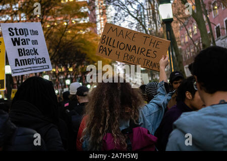 Brooklyn, Stati Uniti. 01 Nov, 2019. Centinaia di persone hanno marciato attraverso il centro di Brooklyn per ore per protestare contro ciò che essi hanno descritto come continua la brutalità da parte del New York City Police Department. (Foto di Michael Nigro/Pacific Stampa) Credito: Pacific Press Agency/Alamy Live News Foto Stock