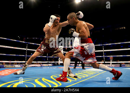 Anthony crolla (sinistra) in azione contro Frank Urquiaga nel loro concorso leggero a Manchester Arena di Manchester. Foto Stock