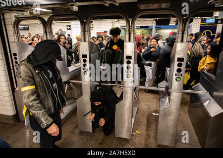 Brooklyn, Stati Uniti. 01 Nov, 2019. Centinaia di persone hanno marciato attraverso il centro di Brooklyn per ore per protestare contro ciò che essi hanno descritto come continua la brutalità da parte del New York City Police Department. (Foto di Michael Nigro/Pacific Stampa) Credito: Pacific Press Agency/Alamy Live News Foto Stock