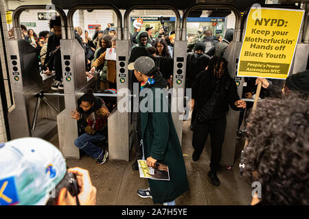 Brooklyn, Stati Uniti. 01 Nov, 2019. Centinaia di persone hanno marciato attraverso il centro di Brooklyn per ore per protestare contro ciò che essi hanno descritto come continua la brutalità da parte del New York City Police Department. (Foto di Michael Nigro/Pacific Stampa) Credito: Pacific Press Agency/Alamy Live News Foto Stock