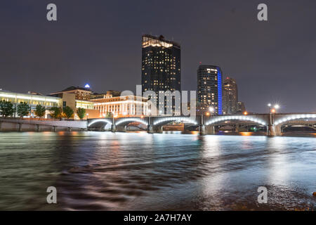 Notte Skyline di Grand Rapids, Michigan lungo il gran fiume Foto Stock