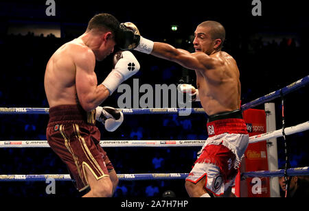 Anthony crolla (sinistra) in azione contro Frank Urquiaga nel loro concorso leggero a Manchester Arena di Manchester. Foto Stock