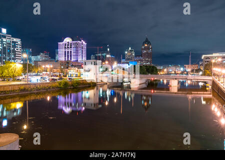 Milwaukee, Wisconsin Skyline di notte lungo il fiume Milwaukee Foto Stock