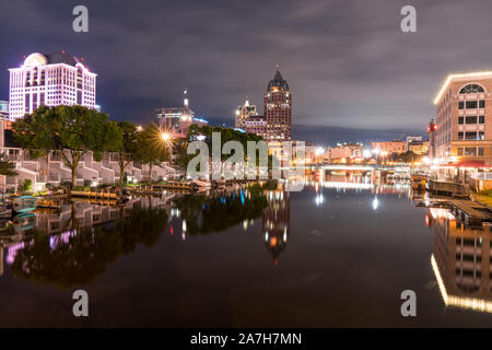 Milwaukee, Wisconsin Skyline di notte lungo il fiume Milwaukee Foto Stock