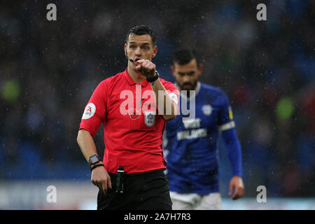 Cardiff, Regno Unito. 02Nov, 2019. Arbitro Andrew Madley guarda a. EFL Skybet partita in campionato, Cardiff City v Birmingham City a Cardiff City Stadium di sabato 2 novembre 2019. Questa immagine può essere utilizzata solo per scopi editoriali. Solo uso editoriale, è richiesta una licenza per uso commerciale. Nessun uso in scommesse, giochi o un singolo giocatore/club/league pubblicazioni. pic da Andrew Orchard/Andrew Orchard fotografia sportiva/Alamy Live news Credito: Andrew Orchard fotografia sportiva/Alamy Live News Foto Stock