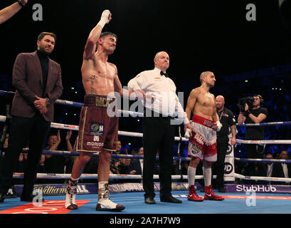 Anthony crolla (sinistra) dopo la sua lotta contro Frank Urquiaga dopo il loro concorso leggero a Manchester Arena di Manchester. Foto Stock