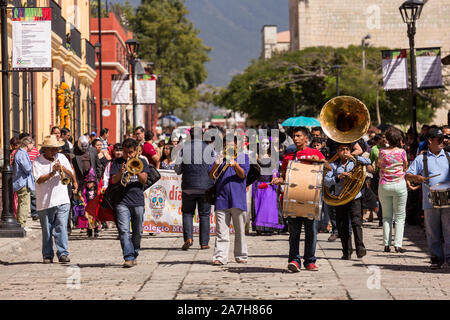 Un messicano brass band conduce la processione per il Giorno dei Morti festival noto in spagnolo come Día de Muertos in Oaxaca, Messico. Il festival celebra la vita di coloro che sono morti. Foto Stock